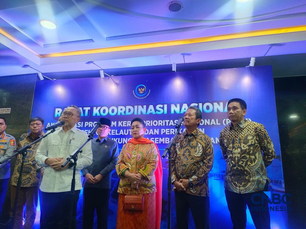Menteri Koordinator Bidang Pangan Zulkifli Hasan, berbareng Menteri Kelautan dan Perikanan Sakti Wahyu Trenggono, dan Ketua Komisi IV DPR RI Siti Hediati Hariyadi alias Titiek Soeharto saat konvensi pers usai aktivitas Rapat Koordinasi Nasional (Rakornas), di instansi pusat KKP, Jakarta, Kamis (2/7/2026). (CNBC Indonesia/Martyasari Rizky)