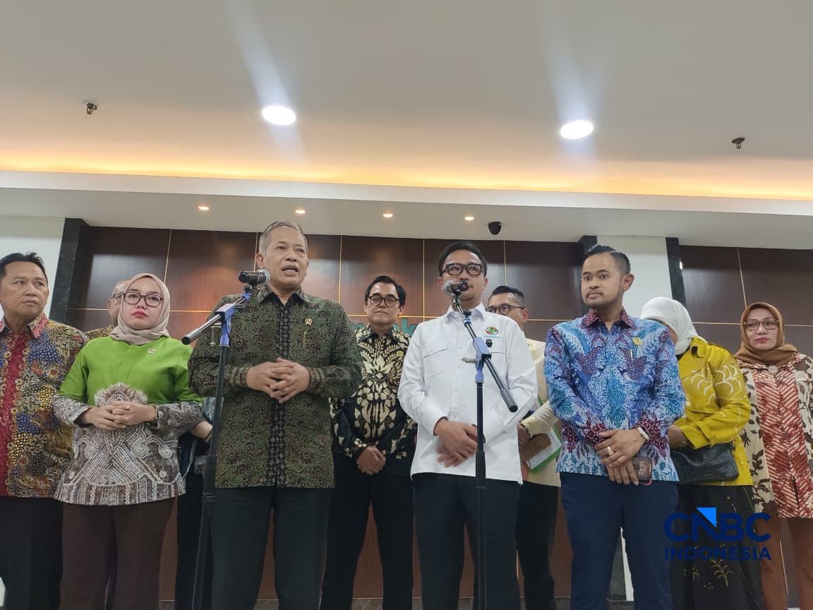 Menteri Koperasi (Menkop) Ferry Juliantono saat konvensi pers di kantornya, Jakarta, Kamis (2/7/2026). (CNBC Indonesia/Martyasari Rizky)