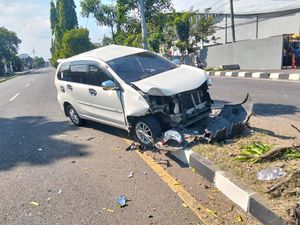 Xenia Hantam Pembatas Jalan Usai Tertabrak Truk di Ring Road Banguntapan