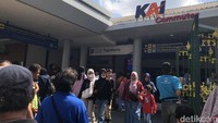 Libur Sekolah, Stasiun Tugu di Jogja Menjelma Jadi 'Lautan Manusia'
