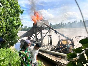 Operasi PETI di Sungai Kuantan, Polsek Cerenti Musnahkan 12 Rakit Dompeng