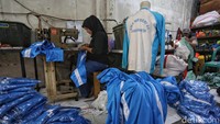 Potret Konveksi Sibuk Penuhi Permintaan Seragam Jelang Tahun Ajaran Baru