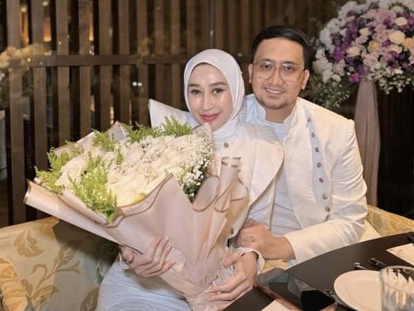 Reza Gladys Bagikan Momen Kulineran di Kaki Lima hingga Dinner Mewah