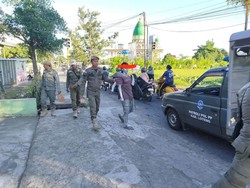 Bahayakan Pengendara, Manusia Silver di Lombok Tengah Diamankan