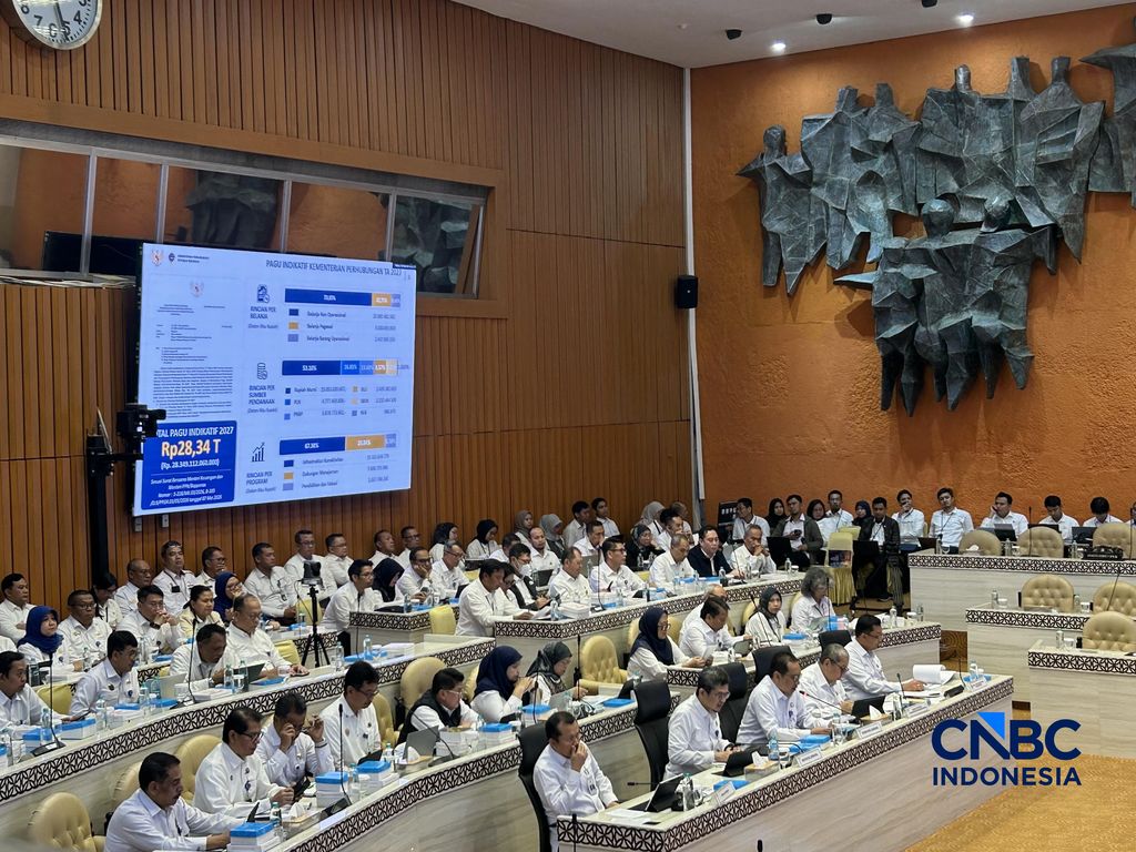 Sekretaris Jenderal Kemenhub, Arif Toha Tjahjagama saat mengikuti Rapat Dengar Pendapat dengan Komisi V dan Eselon I Kementerian Perhubungan RI di Komplek Parlemen, Jakarta, Kamis (2/7/2026). (CNBC Indonesia/Elga Nurmutia)