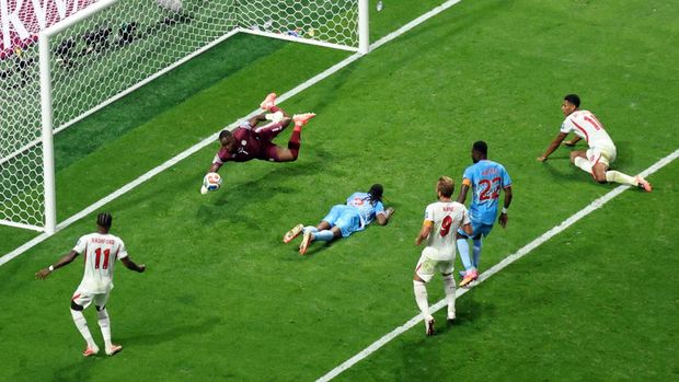 Soccer Football - FIFA World Cup 2026 - Round of 32 - England v DR Congo - Atlanta Stadium, Atlanta, Georgia, U.S. - July 1, 2026 DR Congo's Lionel Mpasi saves a header on goal by England's Jude Bellingham REUTERS/Siphiwe Sibeko