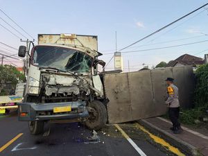 Truk Trailer Tabrak Truk Box hingga Terguling di Bajera Tabanan