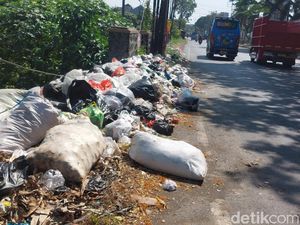 Cirebon Darurat Sampah, Tumpukan Mengular di Pintu Tol Plumbon