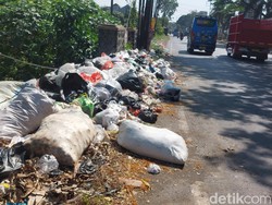 Cirebon Darurat Sampah, Tumpukan Mengular di Pintu Tol Plumbon