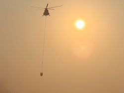 Bagaimana Helikopter Menjatuhkan Ribuan Liter Air Tepat ke Titik Api?
