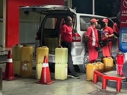 Viral Mobil APV Isi 30 Jeriken Pertamax di SPBU Taman Griya Jimbaran