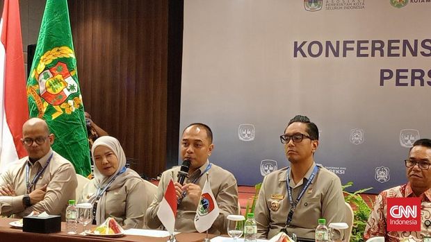 APEKSI Minta Pemda Dilibatkan di Program MBG: Ketua Dewan Pengurus Asosiasi Pemerintah Kota Seluruh Indonesia (APEKSI), Eri Cahyadi, menegaskan pentingnya pelibatan pemerintah daerah dalam pelaksanaan program Makan Bergizi Gratis (MBG). Dengan begitu program nasional tersebut lebih tepat sasaran sekaligus memberikan dampak ekonomi yang lebih besar bagi masyarakat setempat.