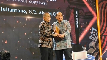 Menkop Raih 'Tokoh Penggerak Ekonomi Kerakyatan' detikBali-Nusra Awards 2026