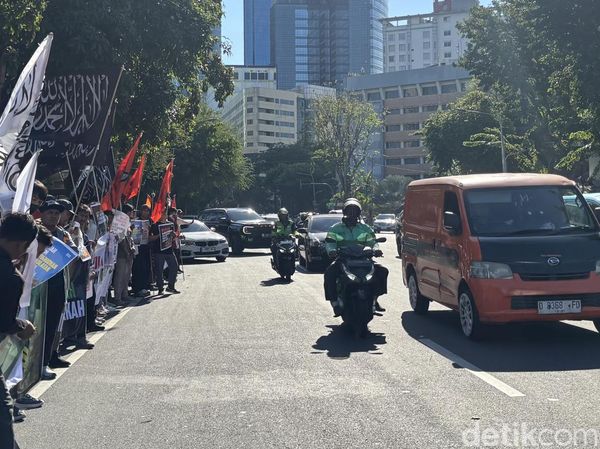 Demo Depan Grahadi Arus Lalu Lintas Padat