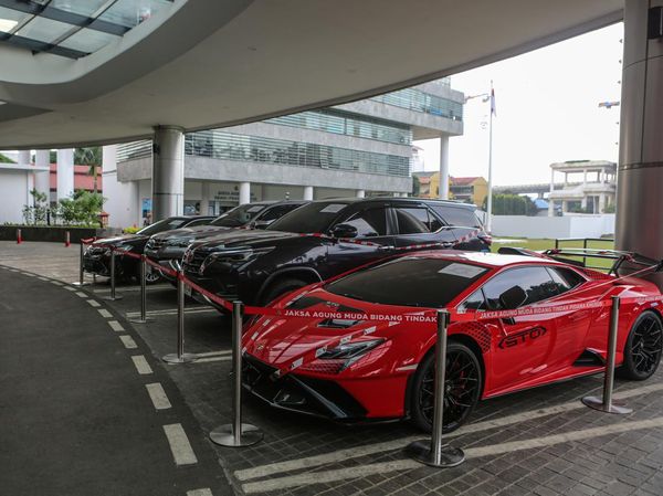 Deretan Mobil Mewah Jadi Barang Bukti Kasus Korupsi Izin Usaha Tambang