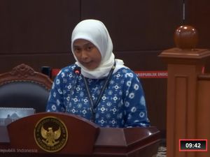 Dosen Unair di MK: Lulusan S3 Australia Dapat Gaji Rp 2,6 Juta per Bulan
