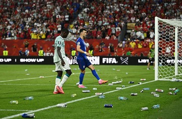 Gol Dianulir VAR, Suporter Kroasia Ngamuk di Stadion