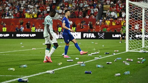 Gol Dianulir VAR, Suporter Kroasia Ngamuk di Stadion