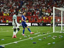Gol Dianulir VAR, Suporter Kroasia Ngamuk di Stadion