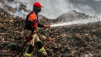 Video: Heroik! Petugas Damkar Terjang Titik Api di TPA Jatiwaringin