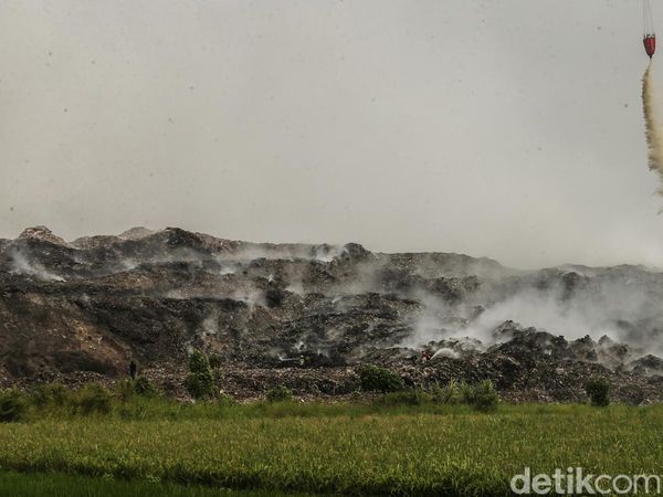 Kebakaran TPA Jatiwaringin Masuk Hari Keempat