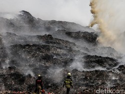 Api Tak Kunjung Padam di TPA Jatiwaringin Meski 6 Hari Telah Berlalu