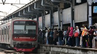 Drama 'Pelakor' Picu Keributan Pasutri di KRL Bekasi