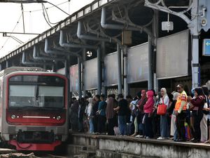 Drama Pelakor Picu Keributan Pasutri di KRL Bekasi