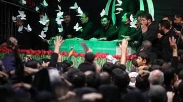 Tangisan Pelayat Saat Peti Jenazah Ayatollah Khamenei Ditampilkan
