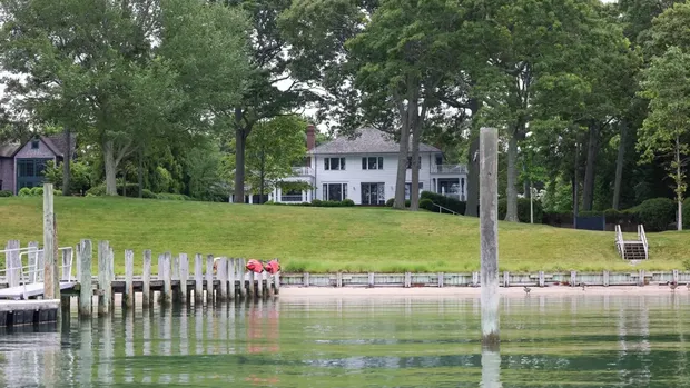 Pemandangan salah satu properti dan dermaga di Shelter Island.