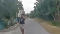 Viral Maling Jalan 2 KM Sambil Pikul AC Curian ke Rumah Korban di Langkat