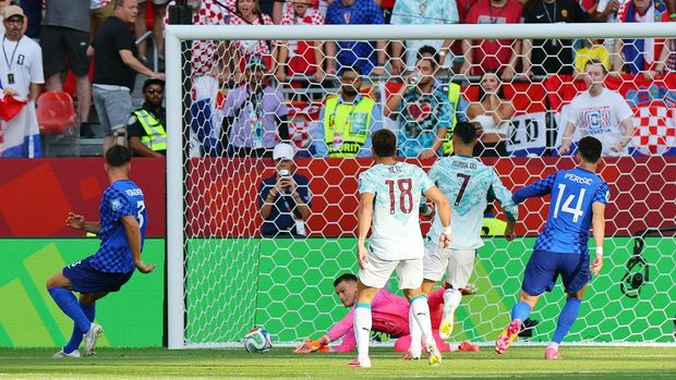 Portugal vs Kroasia Soccer Football - FIFA World Cup 2026 - Round of 32 - Portugal v Croatia - Toronto Stadium, Toronto, Canada - July 2, 2026 Croatia's Dominik Livakovic saves a shot from Portugal's Bruno Fernandes REUTERS/Mike Segar