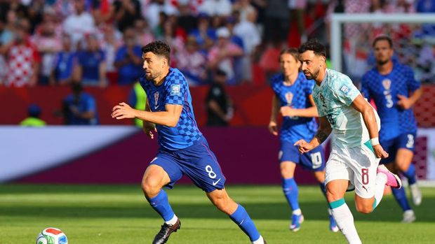 Soccer Football - FIFA World Cup 2026 - Round of 32 - Portugal v Croatia - Toronto Stadium, Toronto, Canada - July 2, 2026 Croatia's Mateo Kovacic in action with Portugal's Bruno Fernandes REUTERS/Mike Segar