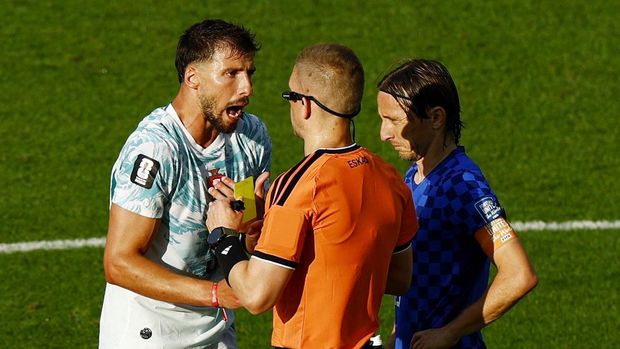 Portugal vs Kroasia Soccer Football - FIFA World Cup 2026 - Round of 32 - Portugal v Croatia - Toronto Stadium, Toronto, Canada - July 2, 2026 Portugal's Ruben Dias is shown a yellow card by referee Espen Eskas REUTERS/Jeenah Moon