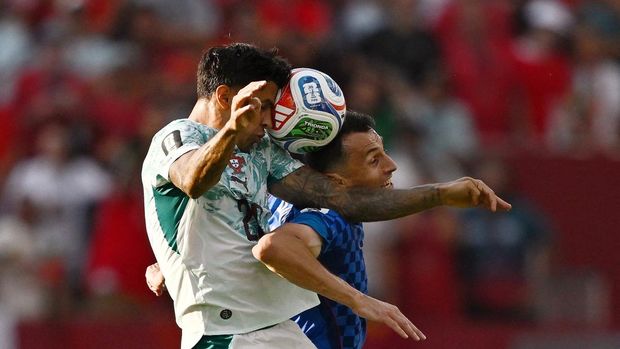 Portugal vs Kroasia Soccer Football - FIFA World Cup 2026 - Round of 32 - Portugal v Croatia - Toronto Stadium, Toronto, Canada - July 2, 2026 Croatia's Martin Baturina in action with Portugal's Joao Cancelo REUTERS/Dylan Martinez