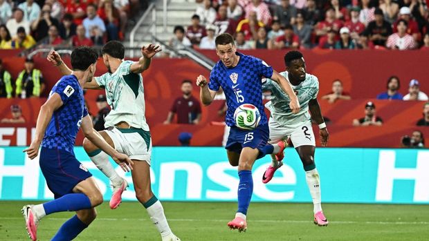 Soccer Football - FIFA World Cup 2026 - Round of 32 - Portugal v Croatia - Toronto Stadium, Toronto, Canada - July 2, 2026 Croatia's Mario Pasalic heads at goal REUTERS/Dylan Martinez