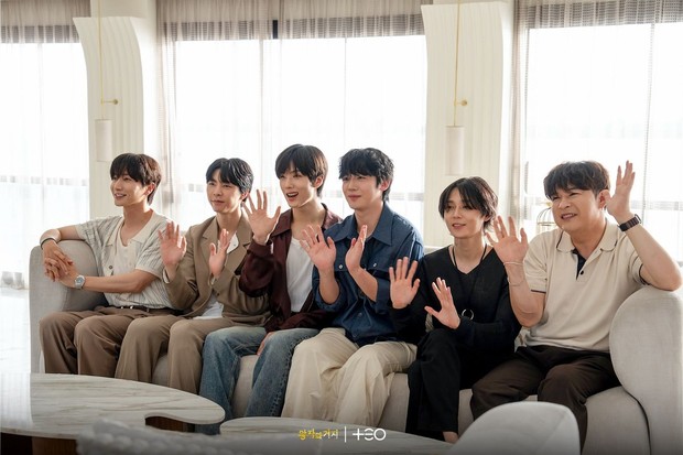 Potret adegan acara ragam 'All or Nothing'/ Foto: instagram.com/teo.universe All or Nothing merupakan acara ragam bertabur bintang idol K-Pop. Para pengisi acara di antaranya adalah Leeteuk dan Shindong Super Junior, Dawn, Kim Yo Han, dan Johnny dan Jisung NCT.