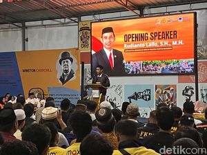 HUT Bhayangkara ke-80: Rudianto Lallo Bagikan 1.000 Paket Sembako ke Warga