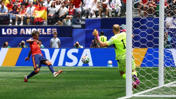 Soccer Football - FIFA World Cup 2026 - Round of 32 - Spain v Austria - Los Angeles Stadium, Inglewood, California, U.S. - July 2, 2026 Austria's Alexander Schlager saves a shot from Spain's Lamine Yamal REUTERS/Matthew Childs