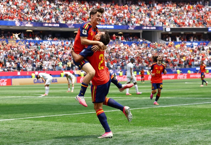 Soccer Football - FIFA World Cup 2026 - Round of 32 - Spain v Austria - Los Angeles Stadium, Inglewood, California, U.S. - July 2, 2026 Spains Mikel Oyarzabal celebrates scoring their third goal with Gavi REUTERS/Lisi Niesner     TPX IMAGES OF THE D