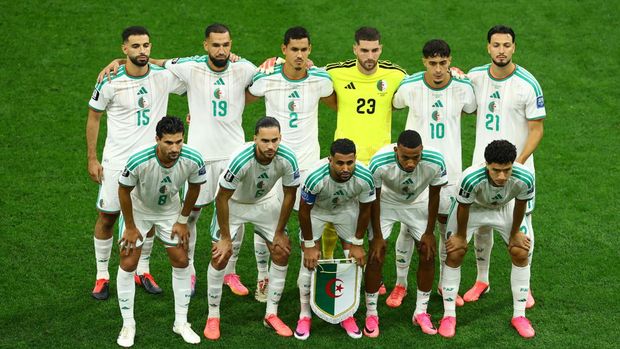 Aljazair melakukan kickoff babak pertama.