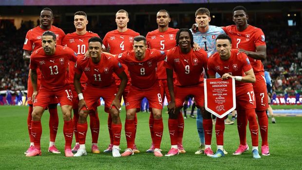 Soccer Football - FIFA World Cup 2026 - Round of 32 - Switzerland v Algeria - BC Place, Vancouver, Canada - July 2, 2026 Switzerland players pose for a team group photo before the match REUTERS/Lee Smith