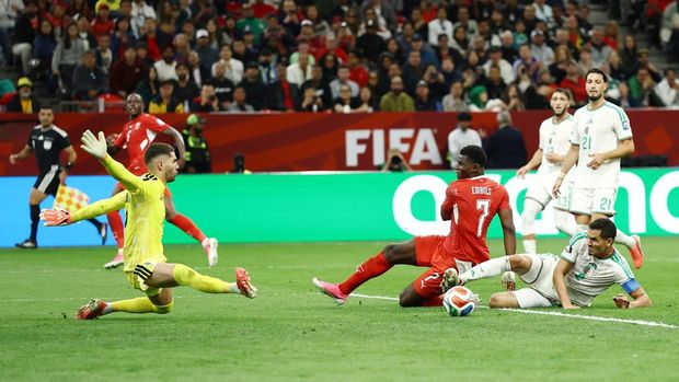 Luca Zidane menggagalkan peluang Fabian Rieder.