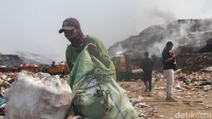 TPA Jatiwaringin Masih Berasap, Pemulung Bertahan Cari Nafkah