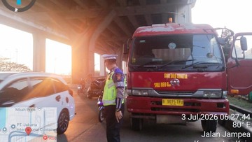 Truk Mogok di Jalan Cilincing Jakut, Masih Proses Perbaikan