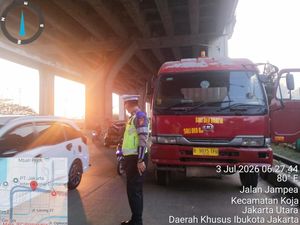Truk Mogok di Jalan Cilincing Jakut, Masih Proses Perbaikan