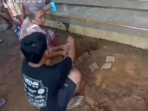 Heboh Warga Ramai-ramai Ambil Air Berkah di Teras Rumah, Ternyata Pipa Bocor