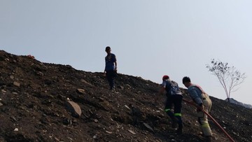 Masih Ada Titik Api di TPA Jatiwaringin, Pemadaman Terkendala Angin Kencang