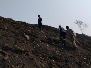 Masih Ada Titik Api di TPA Jatiwaringin, Pemadaman Terkendala Angin Kencang