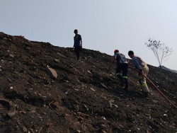 Masih Ada Titik Api di TPA Jatiwaringin, Pemadaman Terkendala Angin Kencang